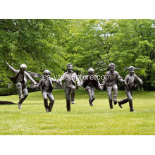 Escultura de jardín vida tamaño latón jugando los niños